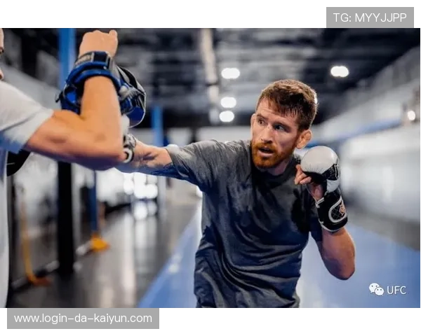 UFC精彩瞬间：腹部中拳击倒对手的瞬间震撼世界